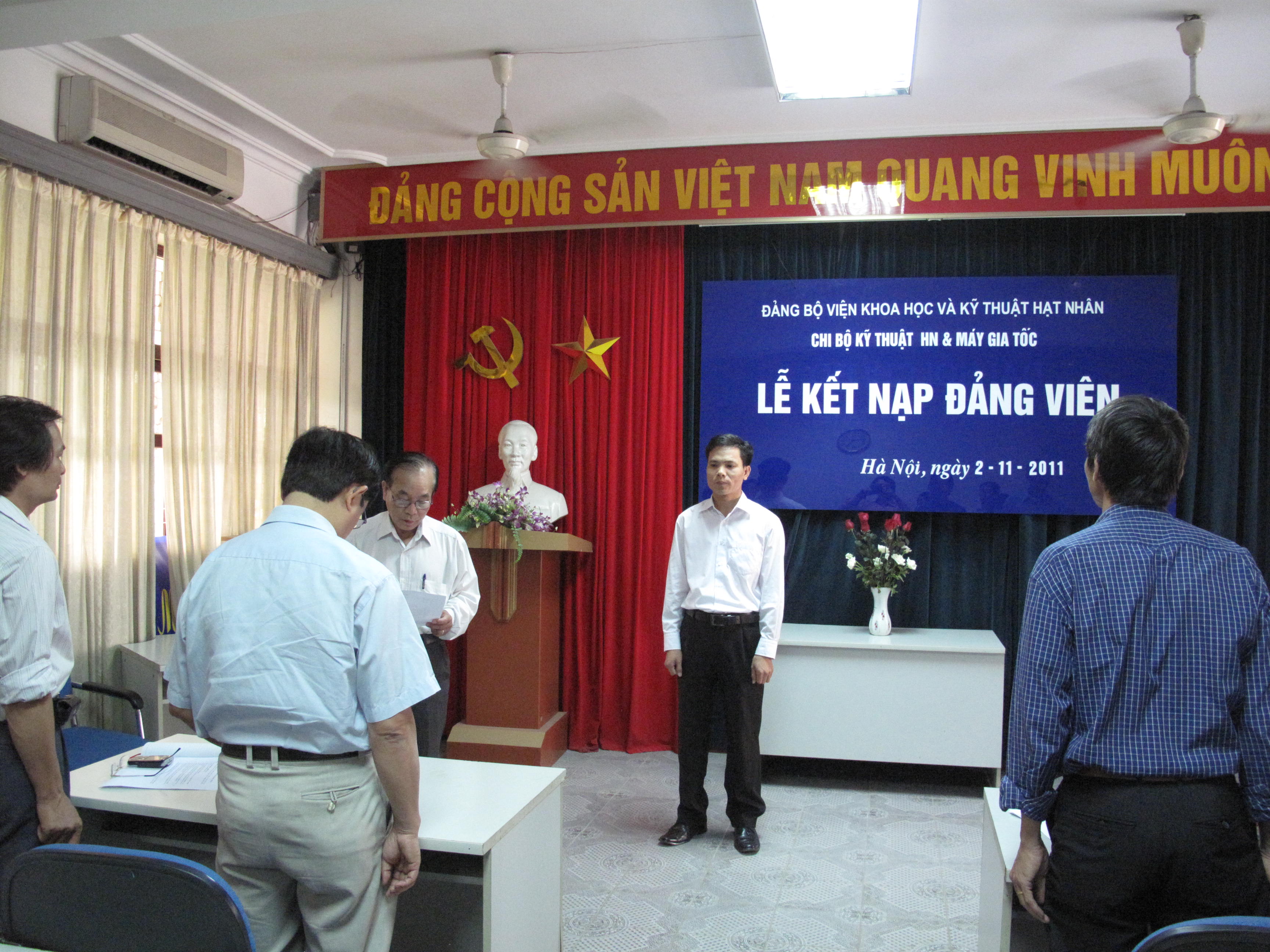 Đồng chí Nguyễn Văn Sỹ lên nhận quyết định kết nạp Đảng