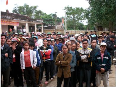 420 gia đình trong xã Hương Giang đến nhận quà tại UBND